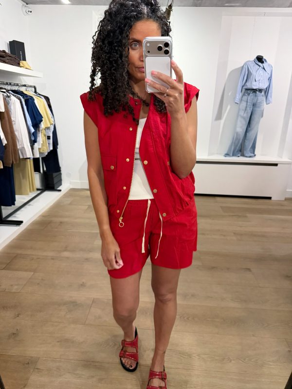 Je kunt de mouwen afritsen van de Maggie zip jacket om het hele jaar te dragen