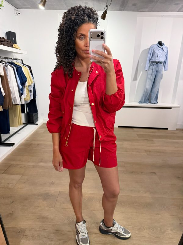 Je kunt de mouwen afritsen van de Maggie zip jacket om het hele jaar te dragen