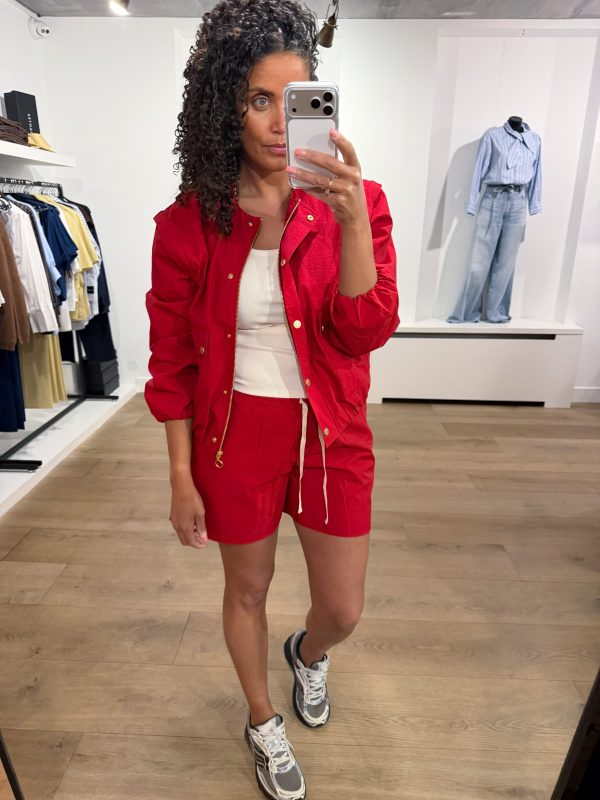 Lio short van BY-BAR met een relaxed fit en elastische tailleband, gedragen als zomerse dames short met een casual en stijlvolle uitstraling.