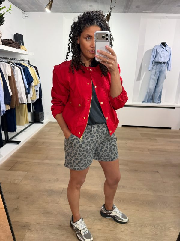 Je kunt de mouwen afritsen van de Maggie zip jacket om het hele jaar te dragen