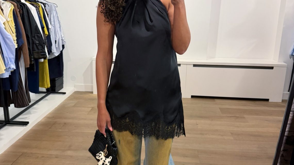 Naomi asym halter top van Haute L'Amitié met asymmetrische snit en halterhals, elegante en moderne dames top.