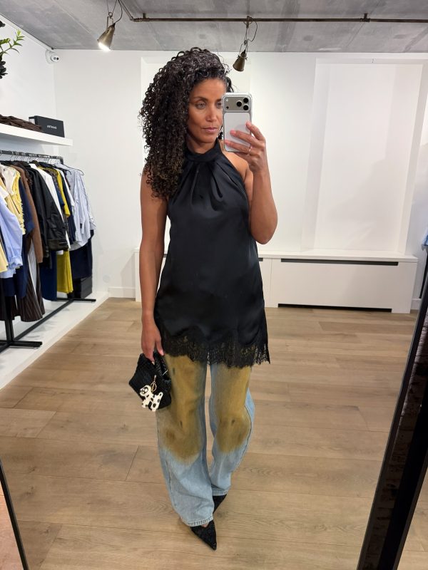 Naomi asym halter top van Haute L'Amitié met asymmetrische snit en halterhals, elegante en moderne dames top.