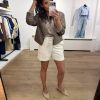 Witte León twill short van BY-BAR met nette afwerking en comfortabele pasvorm, zomerse dames short in stevige twill stof.