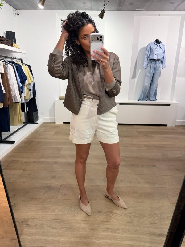 Witte León twill short van BY-BAR met nette afwerking en comfortabele pasvorm, zomerse dames short in stevige twill stof.