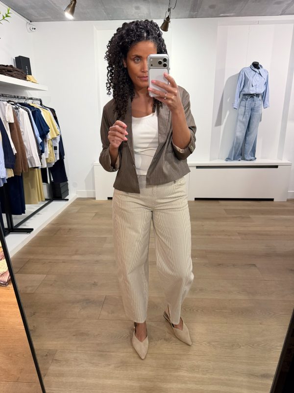 Gestreepte Begum stripe pants van BY-BAR met rechte pasvorm en comfortabele tailleband, casual-chique dames broek in lichte tinten.