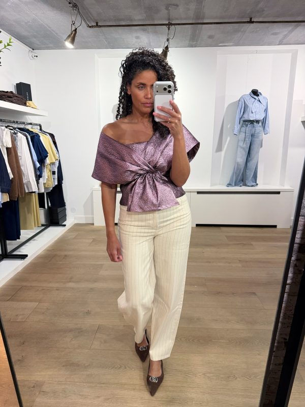 Glanzende Simone metallic top van BY-BAR met vrouwelijke pasvorm en korte mouwen, stijlvolle feestelijke dames top in metallic stof.