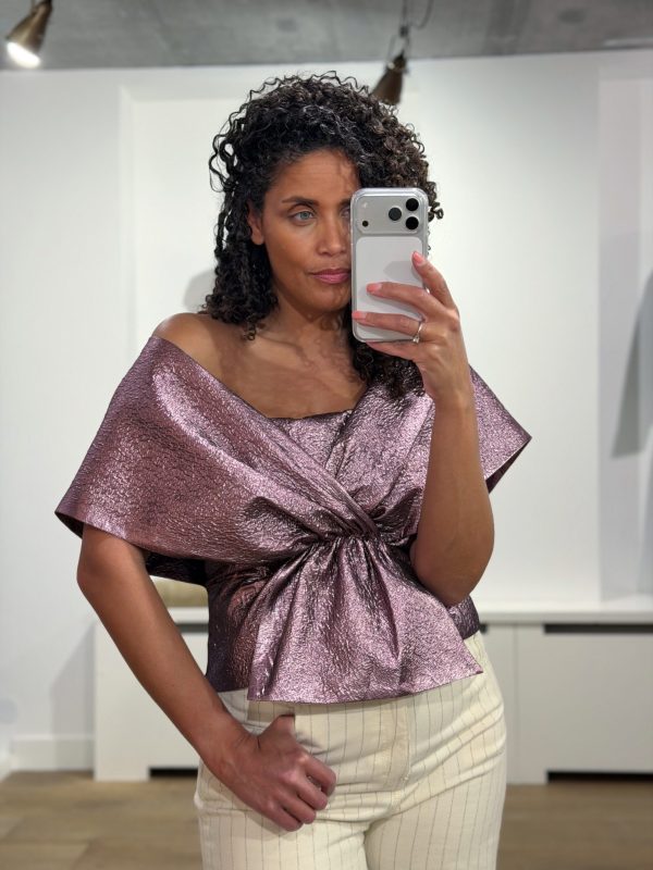 Glanzende Simone metallic top van BY-BAR met vrouwelijke pasvorm en korte mouwen, stijlvolle feestelijke dames top in metallic stof.