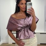 Glanzende Simone metallic top van BY-BAR met vrouwelijke pasvorm en korte mouwen, stijlvolle feestelijke dames top in metallic stof.