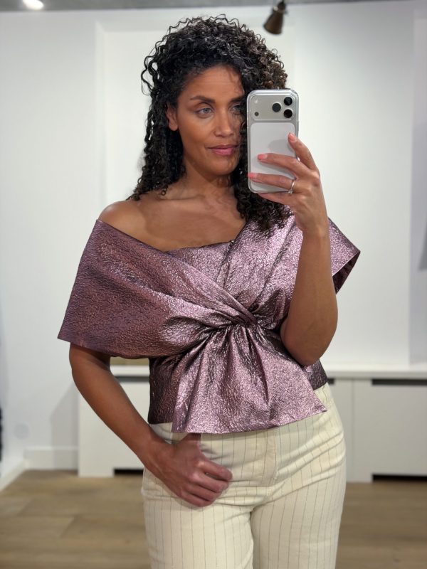 Glanzende Simone metallic top van BY-BAR met vrouwelijke pasvorm en korte mouwen, stijlvolle feestelijke dames top in metallic stof.