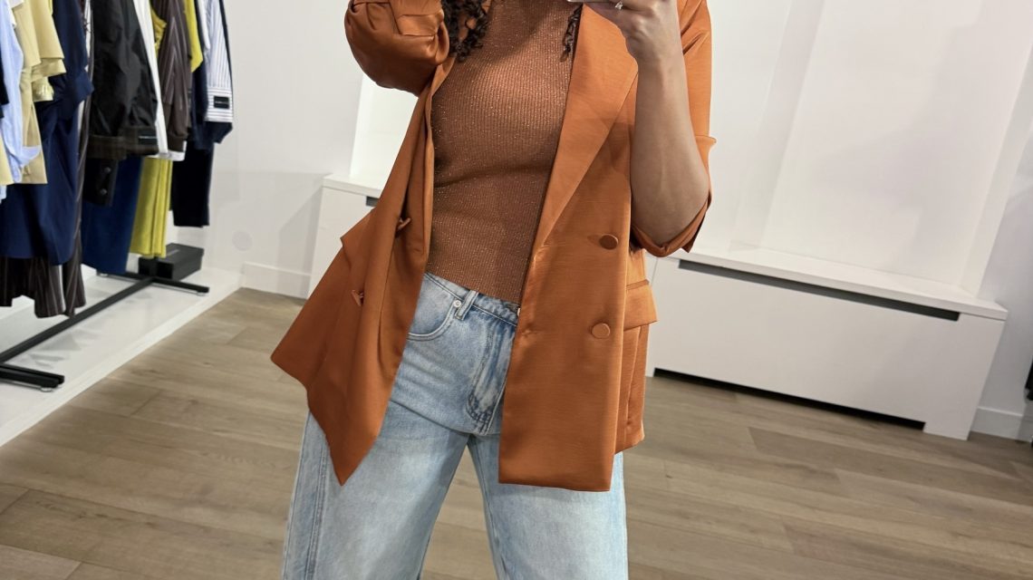 Bleached denim Drew barrel panel jeans van Haute L'Amitié met losse barrel fit en paneeldetails, stijlvolle dames jeans met moderne pasvorm.
