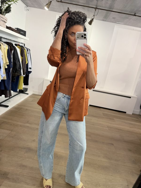 Bleached denim Drew barrel panel jeans van Haute L'Amitié met losse barrel fit en paneeldetails, stijlvolle dames jeans met moderne pasvorm.