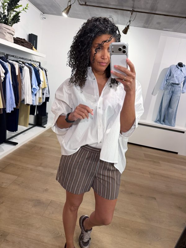 Anabel oversize wit shirt met losse pasvorm en klassieke kraag voor een comfortabele en stijlvolle uitstraling