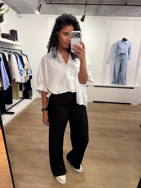 Anabel oversize wit shirt met losse pasvorm en klassieke kraag voor een comfortabele en stijlvolle uitstraling