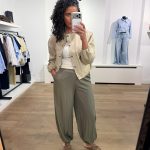 Amelle pants met flatterende pasvorm en comfortabele stof voor een stijlvolle en veelzijdige uitstraling.