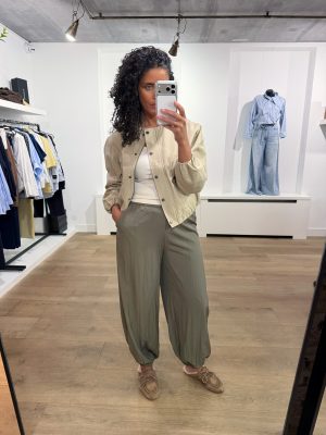 Amelle pants met flatterende pasvorm en comfortabele stof voor een stijlvolle en veelzijdige uitstraling.