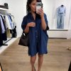 Shirtdress Anabel met knoopsluiting, klassieke kraag en flatterende pasvorm voor een stijlvolle en veelzijdige uitstraling. Afgestyled met slingbacks van Dante6