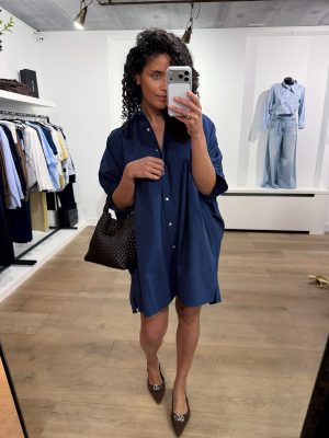 Shirtdress Anabel met knoopsluiting, klassieke kraag en flatterende pasvorm voor een stijlvolle en veelzijdige uitstraling. Afgestyled met slingbacks van Dante6