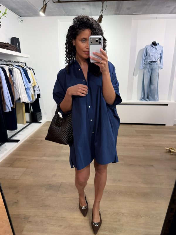 Shirtdress Anabel met knoopsluiting, klassieke kraag en flatterende pasvorm voor een stijlvolle en veelzijdige uitstraling. Afgestyled met slingbacks van Dante6