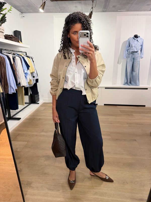 Amelle pants in het donkerblauw met flatterende pasvorm en comfortabele stof voor een stijlvolle en veelzijdige uitstraling.