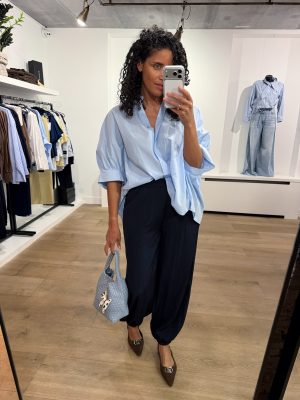 Amelle pants in het donkerblauw met flatterende pasvorm en comfortabele stof voor een stijlvolle en veelzijdige uitstraling.