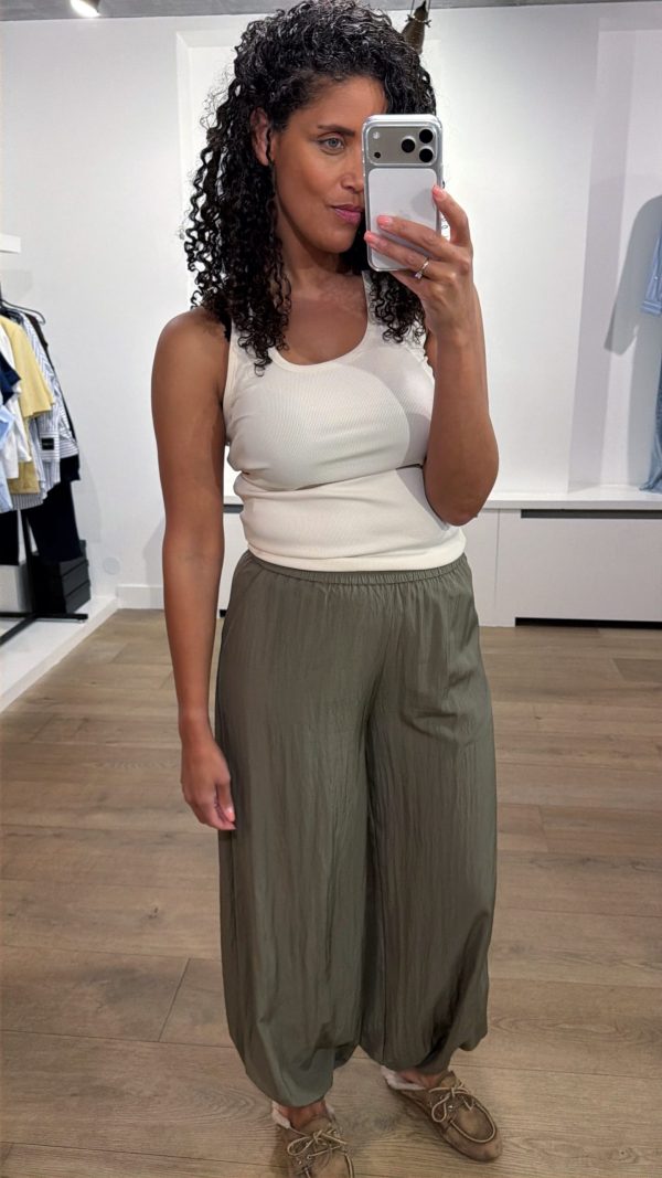 Amelle pants met flatterende pasvorm en comfortabele stof voor een stijlvolle en veelzijdige uitstraling. Gecombineerd met een top van Dante6