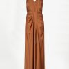 Dante6 Marcia satin maxi dress met glanzende satijnen stof en elegante lange pasvorm, stijlvolle dames jurk voor feestelijke gelegenheden.
