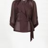 Dante6-Svea-short-trench-blazer-262170_7467_D1_963 Dante6 Svea short trench blazer met cropped pasvorm en trenchcoat details, stijlvolle dames blazer met moderne uitstraling.