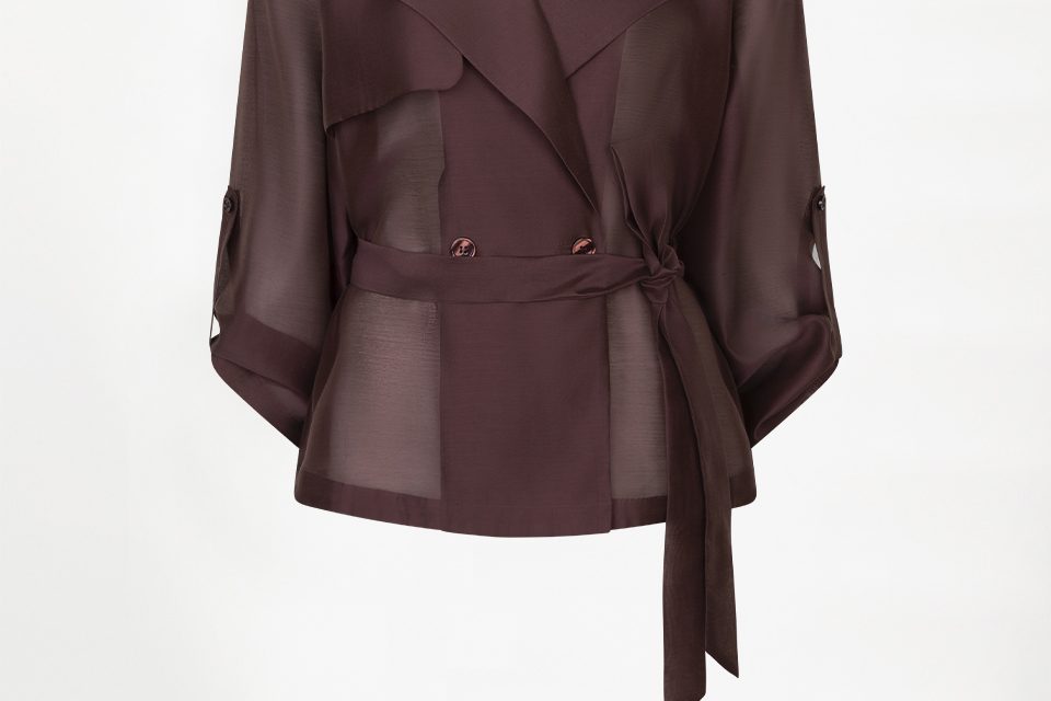 Dante6 Svea short trench blazer met cropped pasvorm en trenchcoat details, stijlvolle dames blazer met moderne uitstraling.