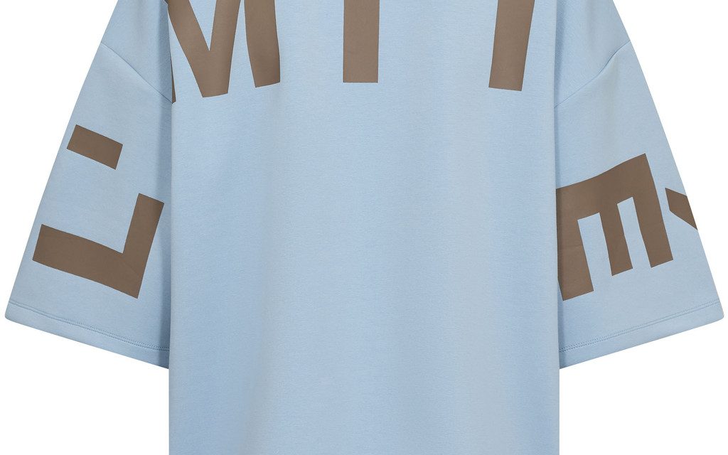 Lichtblauwe Maxi split logo sweat van Haute L'Amitié met oversized pasvorm en logo detail, casual dames sweater met moderne uitstraling