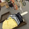 Gele Bow 19 Dumpling Bag met zacht dumpling design en compact formaat, trendy dames tas met moderne uitstraling.