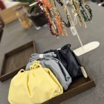 Gele Bow 19 Dumpling Bag met zacht dumpling design en compact formaat, trendy dames tas met moderne uitstraling.