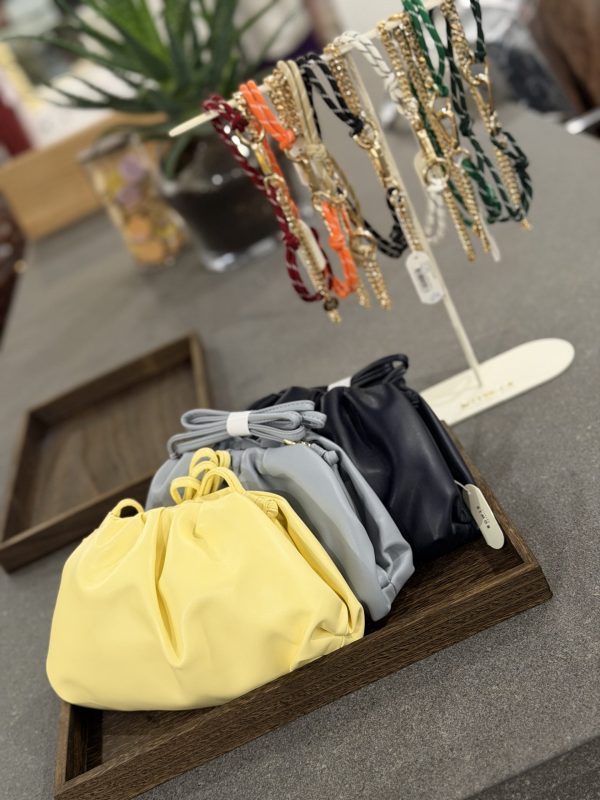 Gele Bow 19 Dumpling Bag met zacht dumpling design en compact formaat, trendy dames tas met moderne uitstraling.