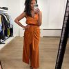 Dante6 Marcia satin maxi dress met glanzende satijnen stof en elegante lange pasvorm, stijlvolle dames jurk voor feestelijke gelegenheden.