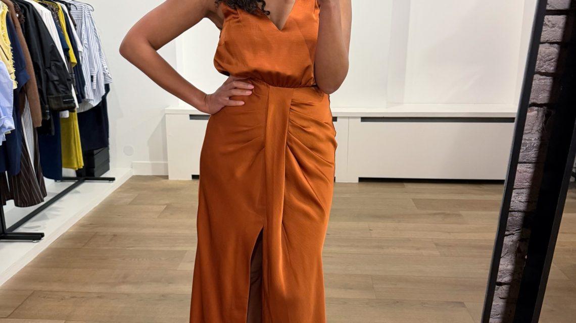 Dante6 Marcia satin maxi dress met glanzende satijnen stof en elegante lange pasvorm, stijlvolle dames jurk voor feestelijke gelegenheden.