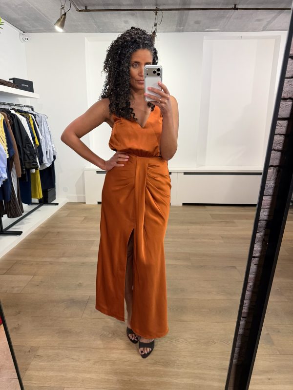 Dante6 Marcia satin maxi dress met glanzende satijnen stof en elegante lange pasvorm, stijlvolle dames jurk voor feestelijke gelegenheden.
