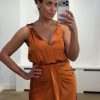 Dante6 Marcia satin maxi dress met glanzende satijnen stof en elegante lange pasvorm, stijlvolle dames jurk voor feestelijke gelegenheden.