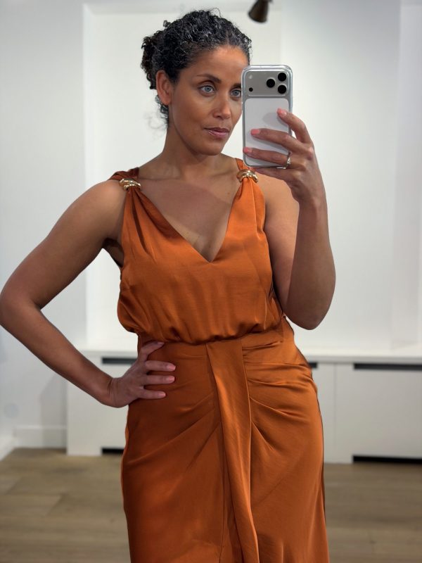 Dante6 Marcia satin maxi dress met glanzende satijnen stof en elegante lange pasvorm, stijlvolle dames jurk voor feestelijke gelegenheden.
