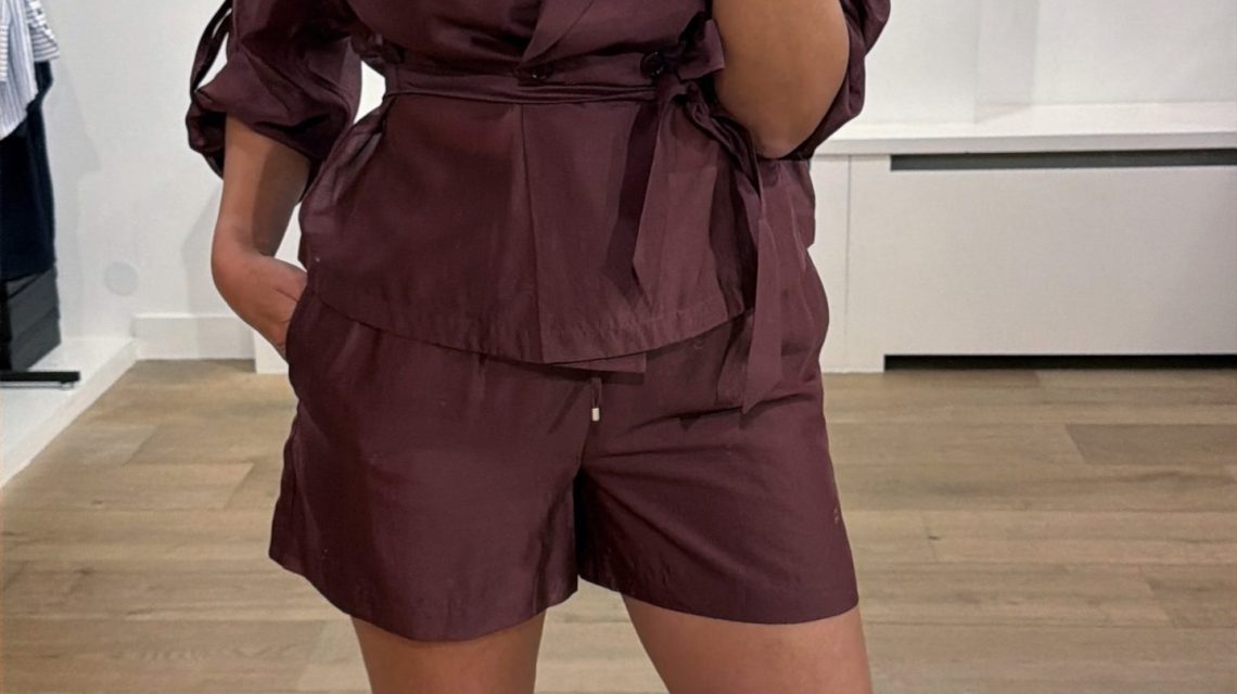 Dante6 Svea short trench blazer met cropped pasvorm en trenchcoat details, stijlvolle dames blazer met moderne uitstraling.