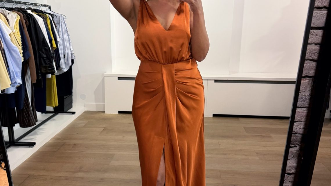 Dante6 Marcia satin maxi dress met glanzende satijnen stof en elegante lange pasvorm, stijlvolle dames jurk voor feestelijke gelegenheden.