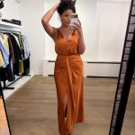 Dante6 Marcia satin maxi dress met glanzende satijnen stof en elegante lange pasvorm, stijlvolle dames jurk voor feestelijke gelegenheden.