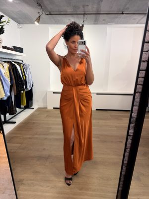 Dante6 Marcia satin maxi dress met glanzende satijnen stof en elegante lange pasvorm, stijlvolle dames jurk voor feestelijke gelegenheden.