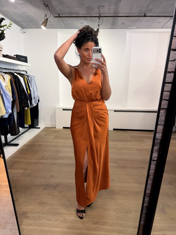 Dante6 Marcia satin maxi dress met glanzende satijnen stof en elegante lange pasvorm, stijlvolle dames jurk voor feestelijke gelegenheden.