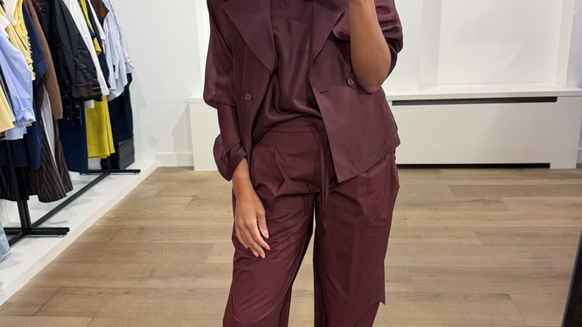 Dante6 Svea short trench blazer met cropped pasvorm en trenchcoat details, stijlvolle dames blazer met moderne uitstraling.