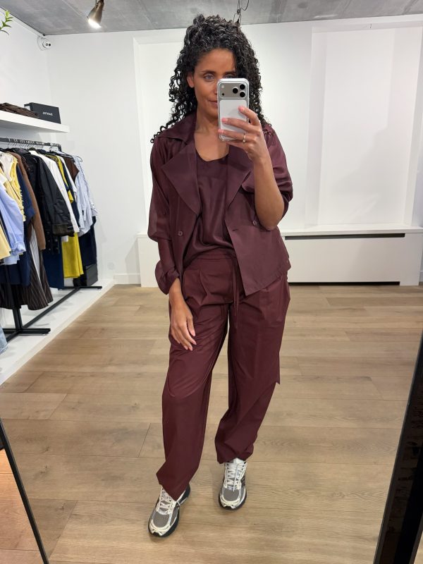 Dante6 Svea short trench blazer met cropped pasvorm en trenchcoat details, stijlvolle dames blazer met moderne uitstraling.