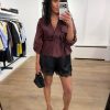 Dante6-Svea-short-trench-blazer-262170_7467 Dante6 Svea short trench blazer met cropped pasvorm en trenchcoat details, stijlvolle dames blazer met moderne uitstraling.