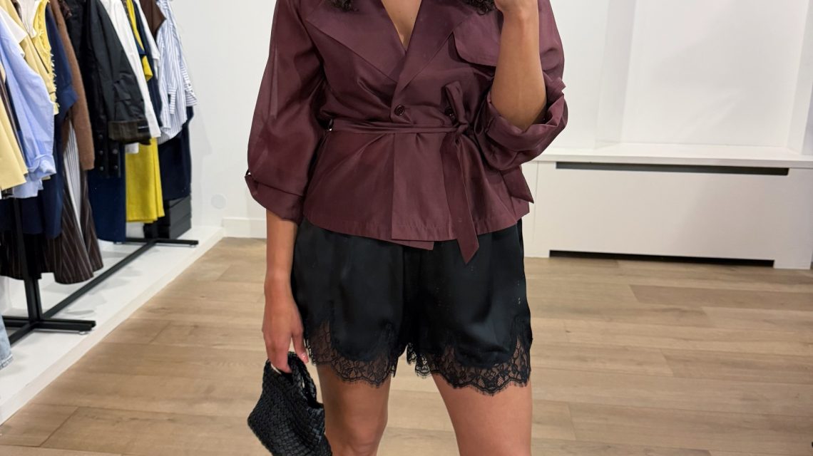 Dante6 Svea short trench blazer met cropped pasvorm en trenchcoat details, stijlvolle dames blazer met moderne uitstraling.