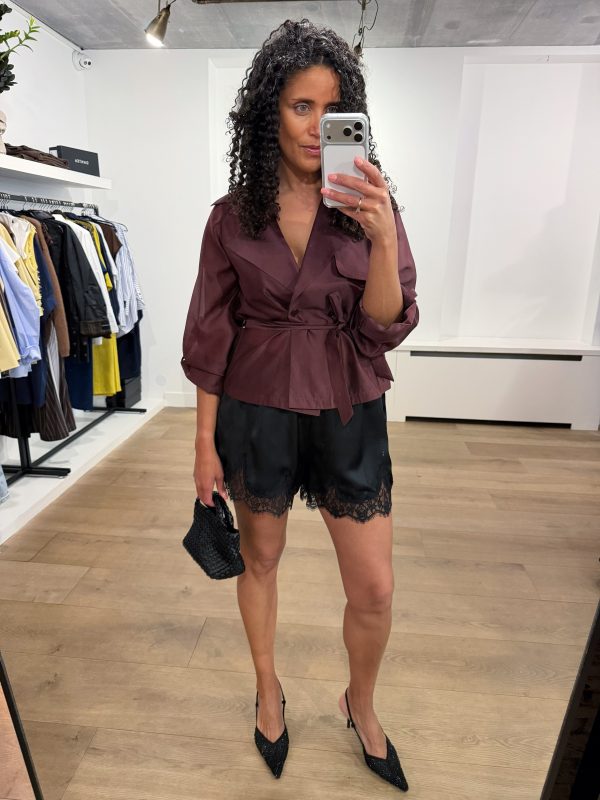 Dante6-Svea-short-trench-blazer-262170_7467 Dante6 Svea short trench blazer met cropped pasvorm en trenchcoat details, stijlvolle dames blazer met moderne uitstraling.