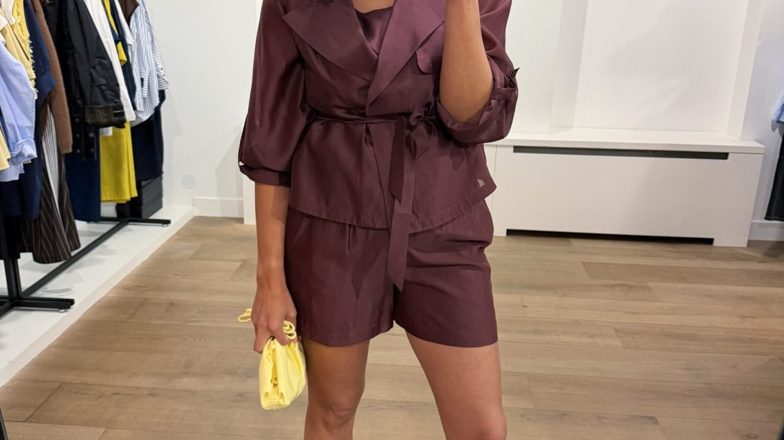 Dante6 Svea short trench blazer met cropped pasvorm en trenchcoat details, stijlvolle dames blazer met moderne uitstraling.