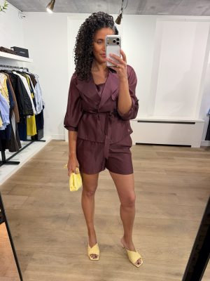 Dante6 Svea short trench blazer met cropped pasvorm en trenchcoat details, stijlvolle dames blazer met moderne uitstraling.