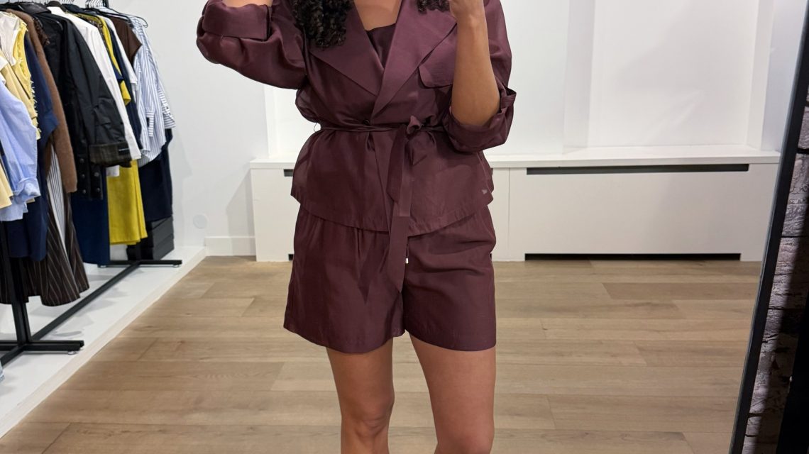 Dante6 Svea short trench blazer met cropped pasvorm en trenchcoat details, stijlvolle dames blazer met moderne uitstraling.